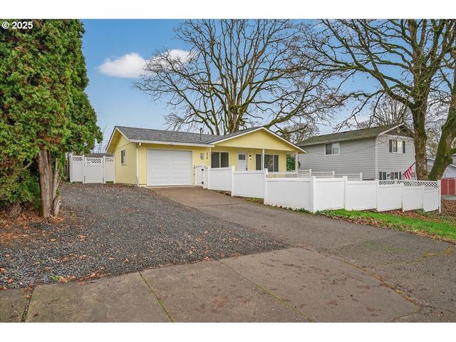 424 S 9TH St, St Helens, OR 97051