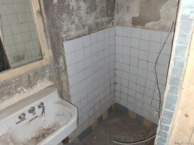 15530 Winthrop Street, Detroit, MI 48227