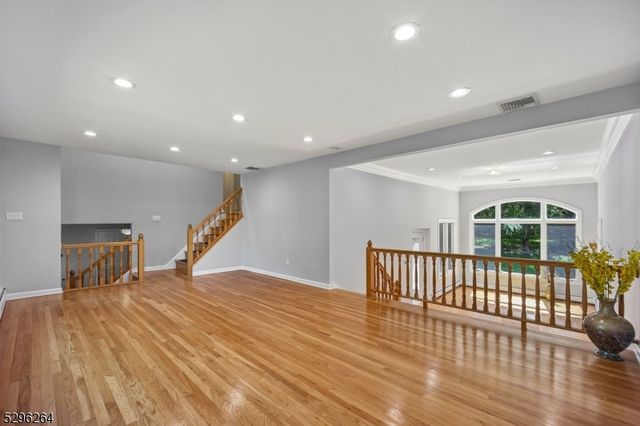 7 Mansfield Ct, Livingston Twp., NJ 07039