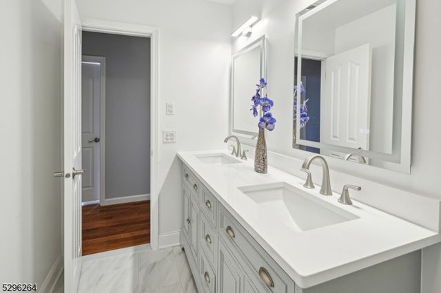7 Mansfield Ct, Livingston Twp., NJ 07039