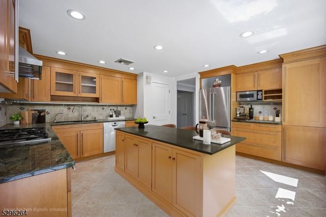7 Mansfield Ct, Livingston Twp., NJ 07039