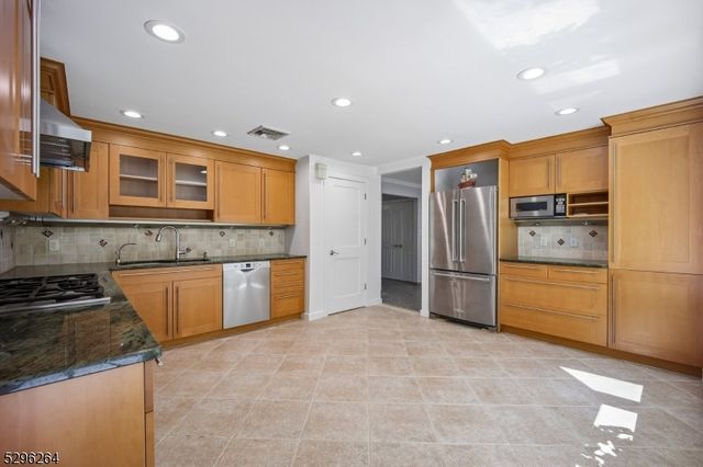 7 Mansfield Ct, Livingston Twp., NJ 07039