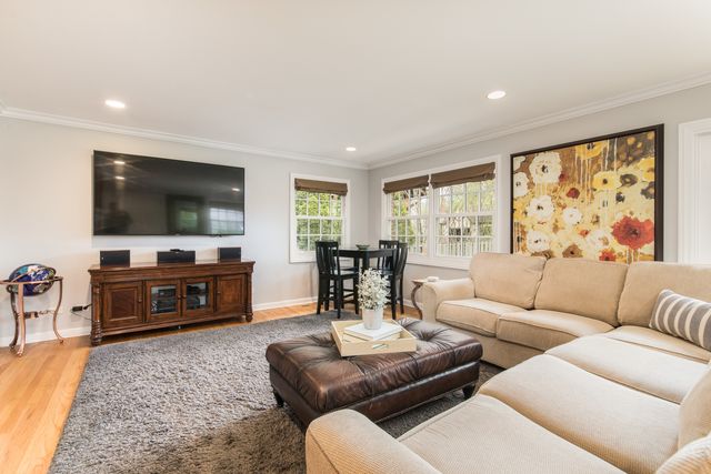 831 S Prospect Avenue, Park Ridge, IL 60068