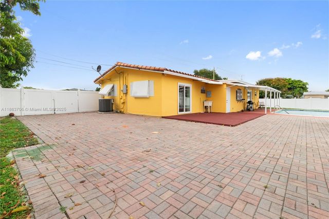 7490 Buchanan St, Hollywood, FL 33024