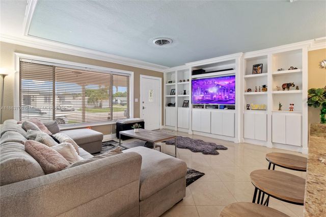 7490 Buchanan St, Hollywood, FL 33024