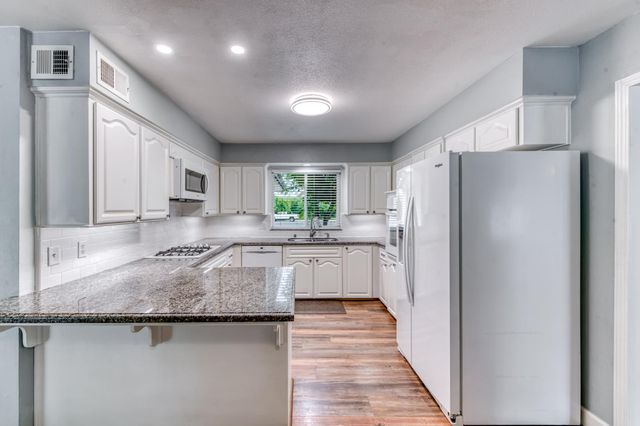 1524 Burl Avenue, Clovis, CA 93611