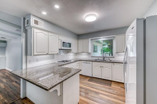 1524 Burl Avenue, Clovis, CA 93611