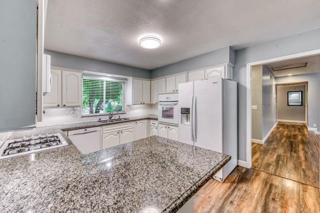 1524 Burl Avenue, Clovis, CA 93611