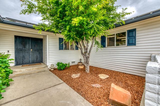 1524 Burl Avenue, Clovis, CA 93611