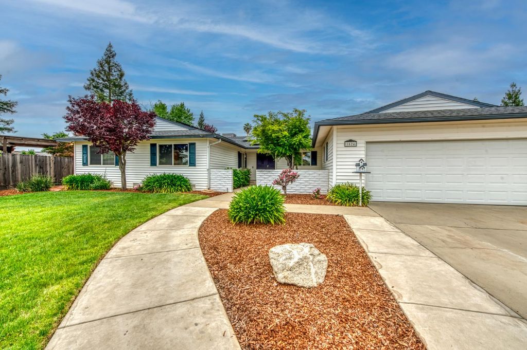 1524 Burl Avenue, Clovis, CA 93611
