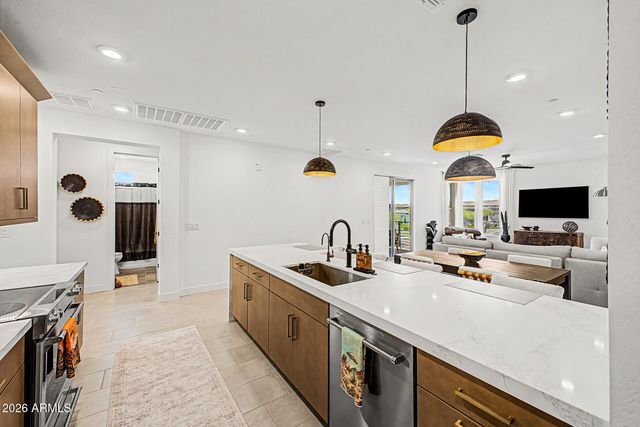 2121 W SONORAN DESERT Drive 124, Phoenix, AZ 85085