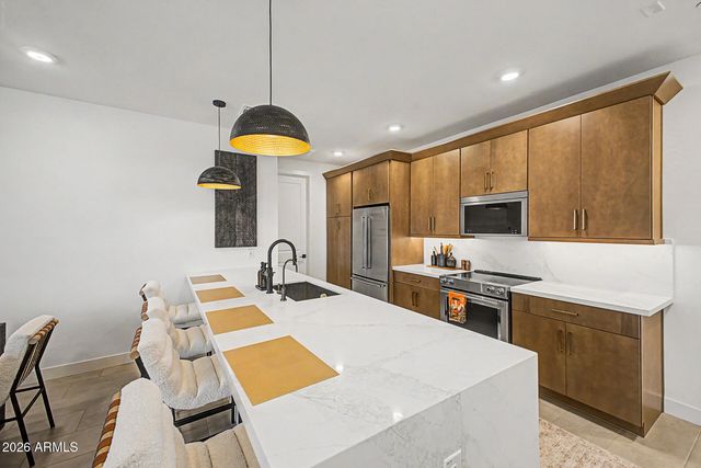 2121 W SONORAN DESERT Drive 124, Phoenix, AZ 85085