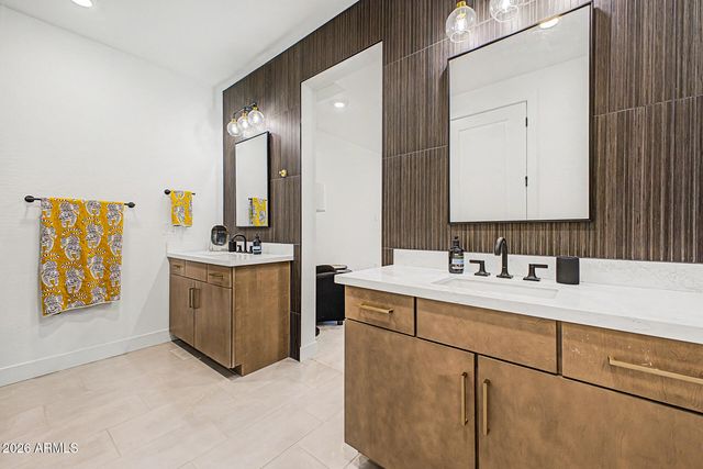 2121 W SONORAN DESERT Drive 124, Phoenix, AZ 85085