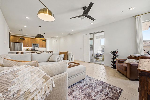 2121 W SONORAN DESERT Drive 124, Phoenix, AZ 85085
