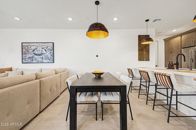 2121 W SONORAN DESERT Drive 124, Phoenix, AZ 85085