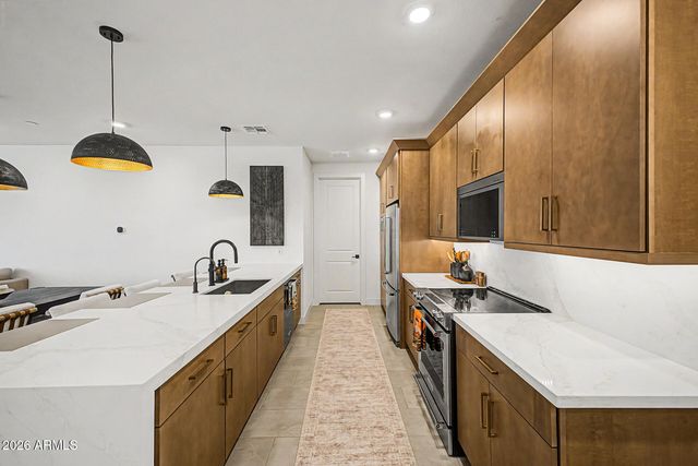 2121 W SONORAN DESERT Drive 124, Phoenix, AZ 85085