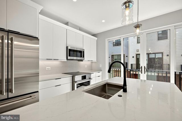 158 N LEE, Falls Church, VA 22046