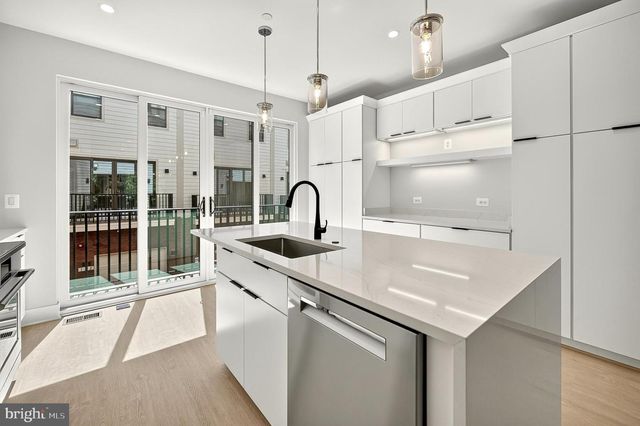 158 N LEE, Falls Church, VA 22046