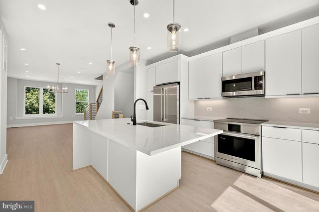 158 N LEE, Falls Church, VA 22046