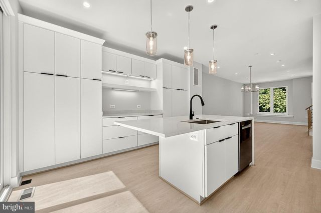 158 N LEE, Falls Church, VA 22046
