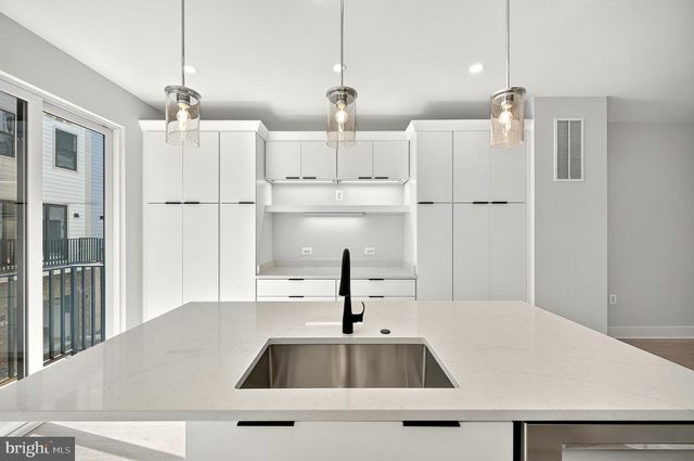 158 N LEE, Falls Church, VA 22046