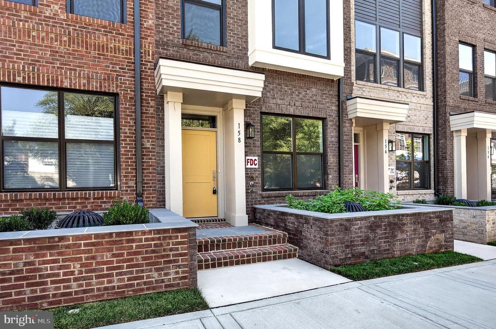 158 N LEE, Falls Church, VA 22046