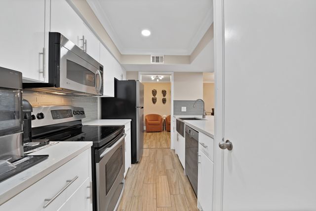 5904 Sandhurst Lane 145, Dallas, TX 75206