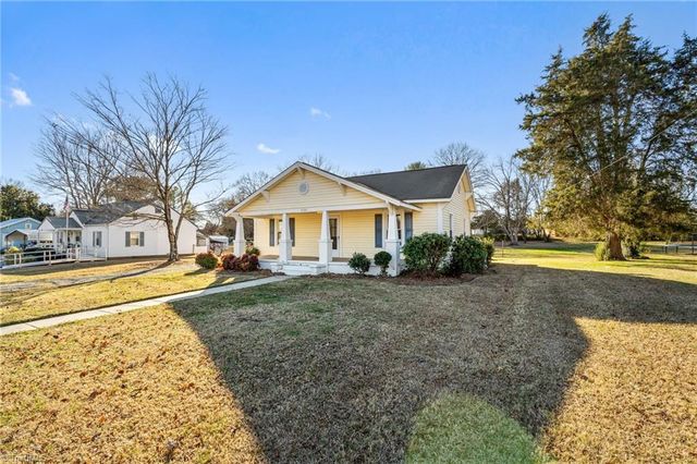 2722 Darrow Road, Walkertown, NC 27051