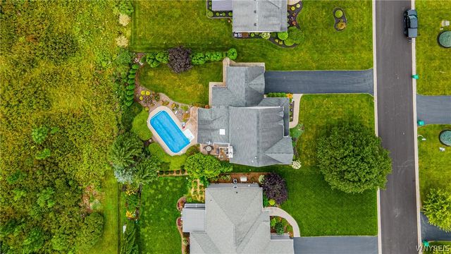 7202 Brookside Dr, Lockport Town, NY 14094