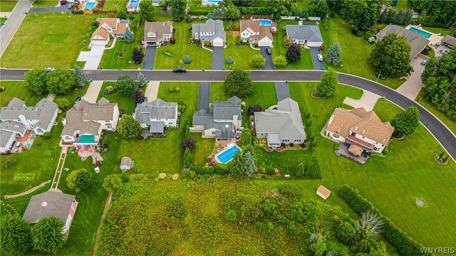 7202 Brookside Dr, Lockport Town, NY 14094
