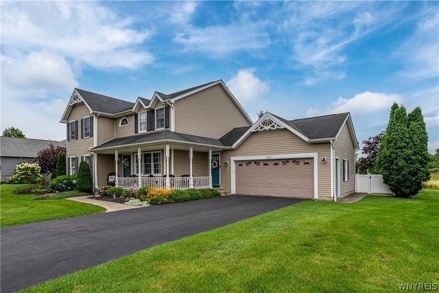7202 Brookside Dr, Lockport Town, NY 14094