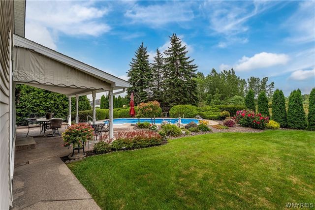7202 Brookside Dr, Lockport Town, NY 14094