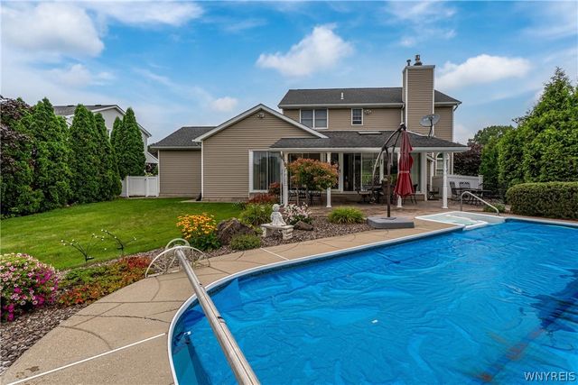 7202 Brookside Dr, Lockport Town, NY 14094