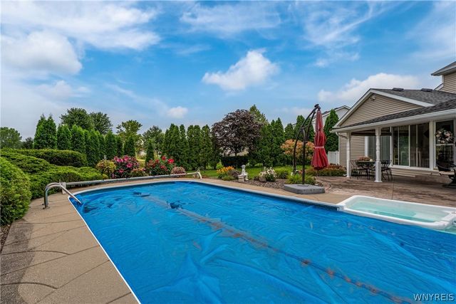 7202 Brookside Dr, Lockport Town, NY 14094