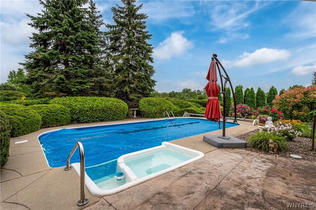 7202 Brookside Dr, Lockport Town, NY 14094
