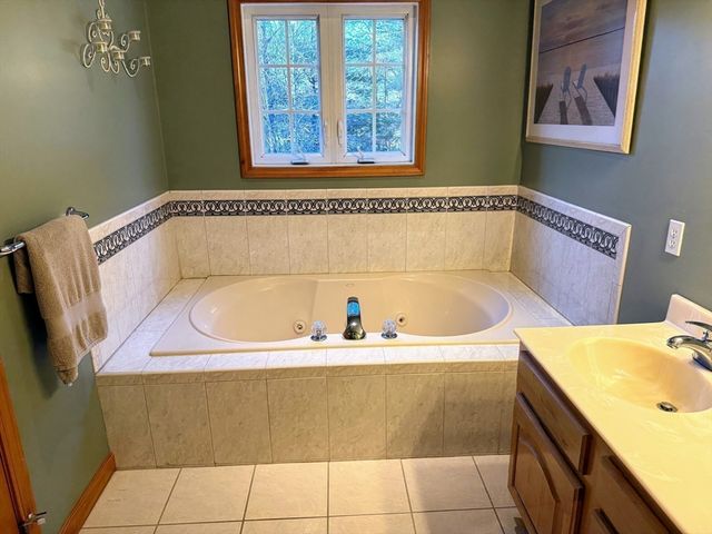 30 Millstone Ln, Middleboro, MA 02346