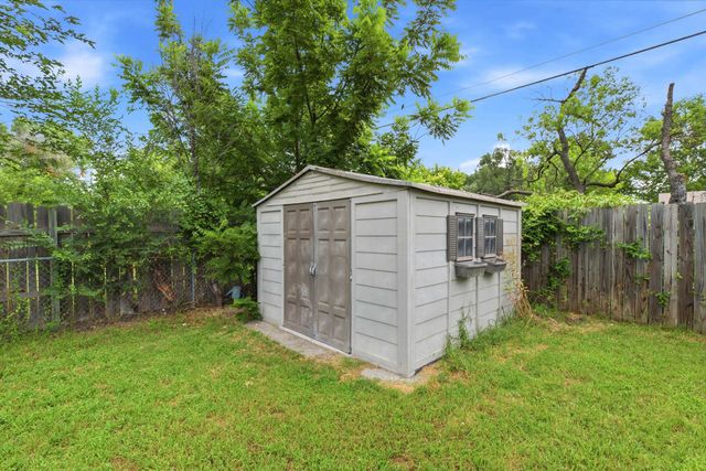 2450 S St Clair Ave, Wichita, KS 67217