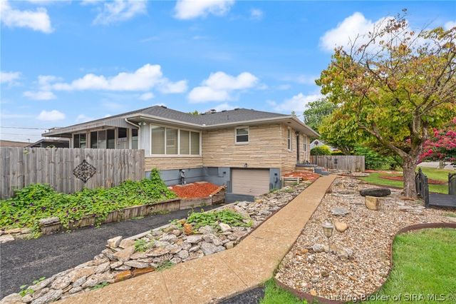 2579 Charlestown Road, New Albany, IN 47150
