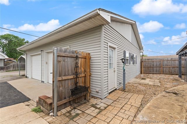 2579 Charlestown Road, New Albany, IN 47150