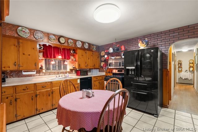 2579 Charlestown Road, New Albany, IN 47150