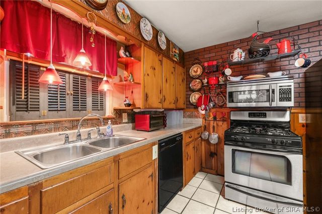 2579 Charlestown Road, New Albany, IN 47150