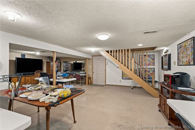 2579 Charlestown Road, New Albany, IN 47150