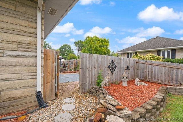 2579 Charlestown Road, New Albany, IN 47150