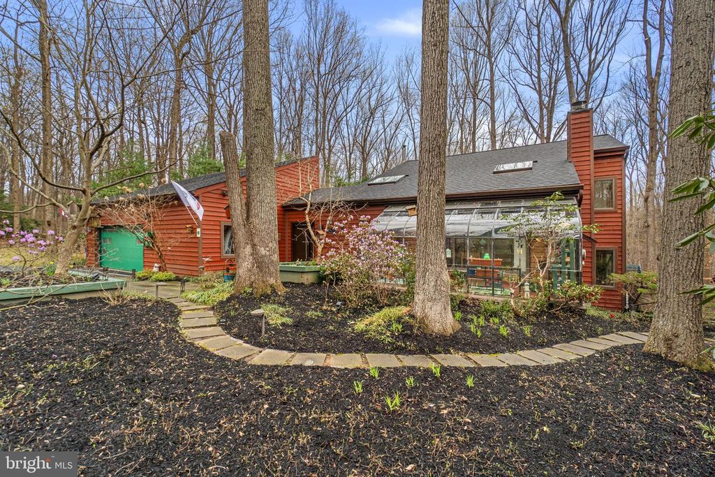 Image 3 of property listing at 7314 MEADOW WOOD WAY, Clarksville, MD 21029