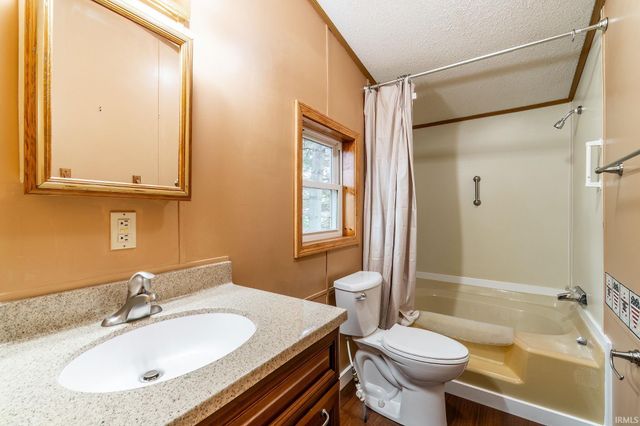 54 EMS D21c Lane, Syracuse, IN 46567