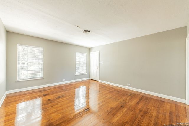 553 Club Dr Apt 4, San Antonio, TX 78201