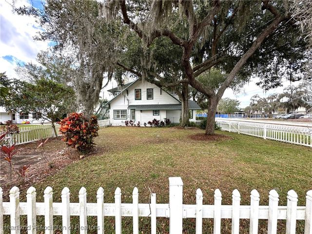 419 E Center Avenue, Sebring, FL 33870