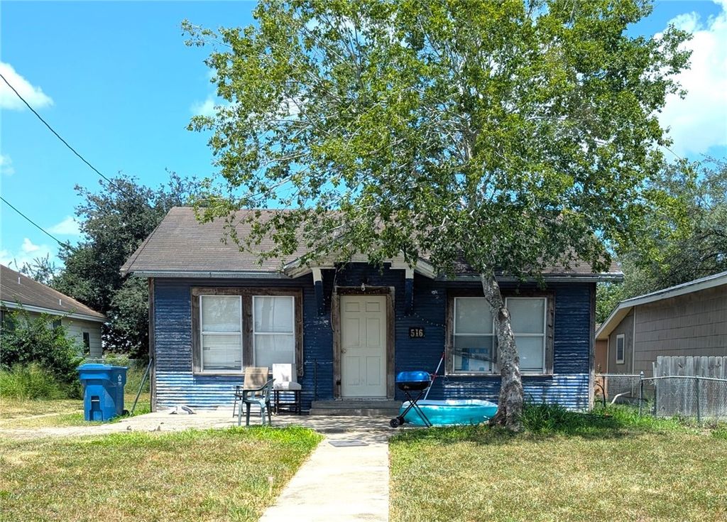 516 S Bee St, Mathis, TX 78368