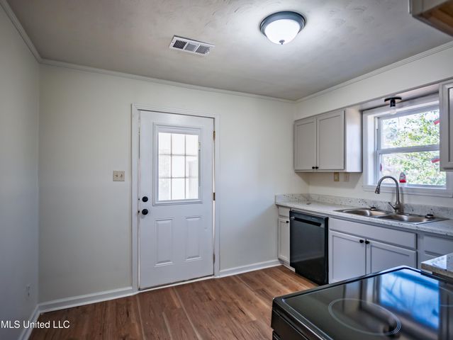 201 College Street, Batesville, MS 38606