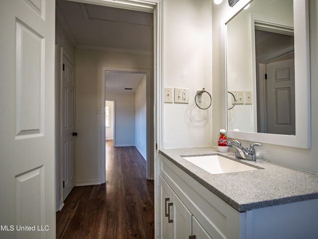 201 College Street, Batesville, MS 38606